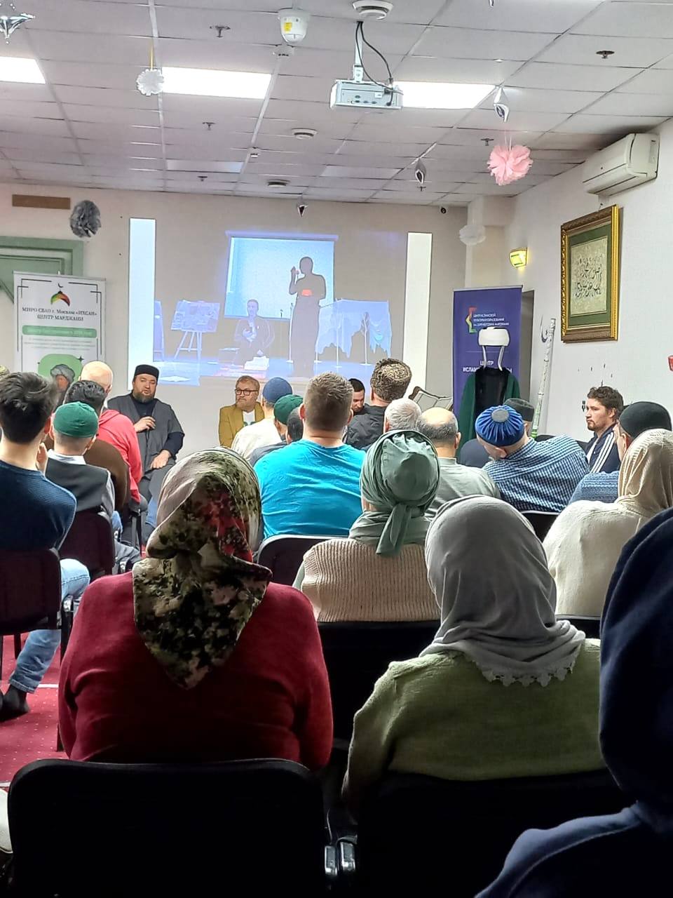 Подробнее о статье ЗА КУЛИСАМИ ТЕАТРА: ИСКРЕННИЕ ИСТОРИИ ОТ АКТЕРОВ СПЕКТАКЛЯ «С ВЕРОЙ И ЛЮБОВЬЮ СКВОЗЬ ГОДА»